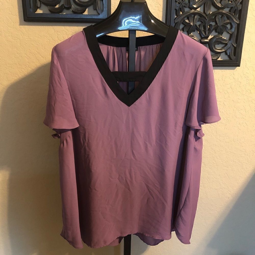 Torrid lavender v neck w/blk trim blouse 3X